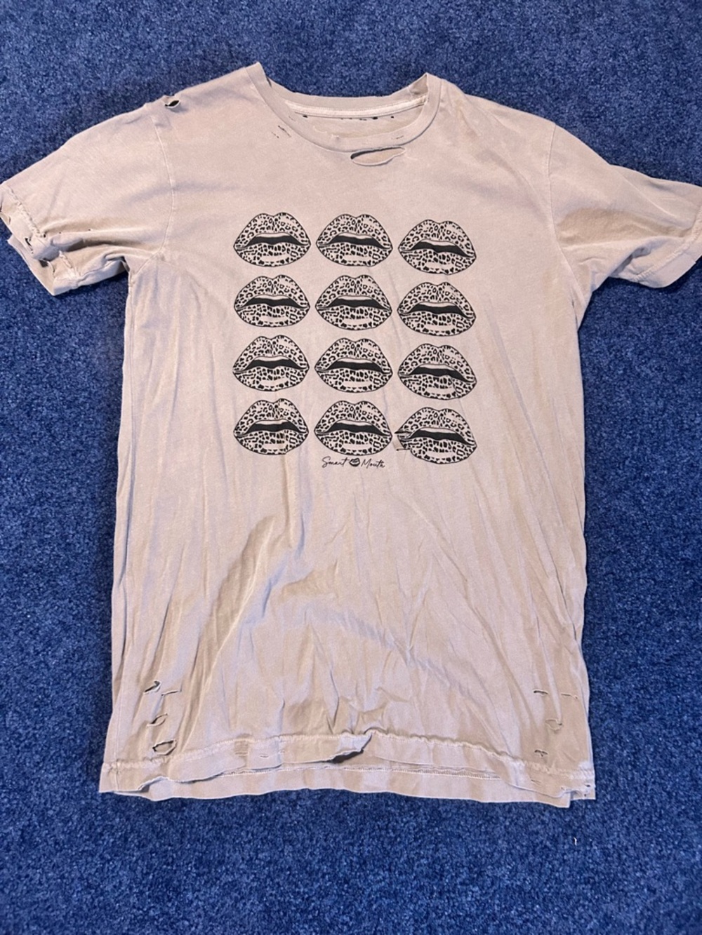 Women’s distress Graphic Short-Sleeve Tee in Light Beige with Lip Print